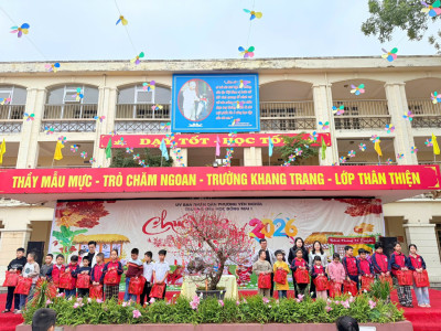 ​ Buổi học cuối năm của cô trò Trường Tiểu học Đồng Mai I khép lại trong không khí thật đặc biệt – ấm áp và ngập tràn yêu thương. ​